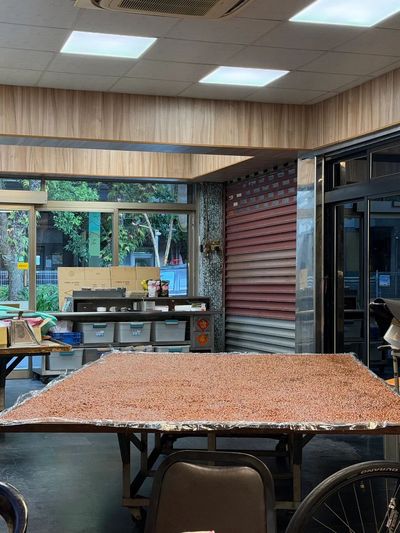 宜蘭水花生糖店內的工作檯與製作空間
